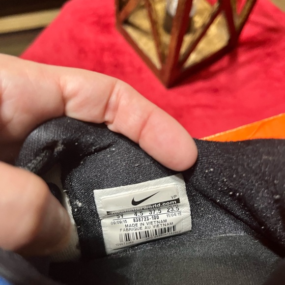 Pair of Nike sneakers size 5 in men, GUC. - Picture 6 of 9